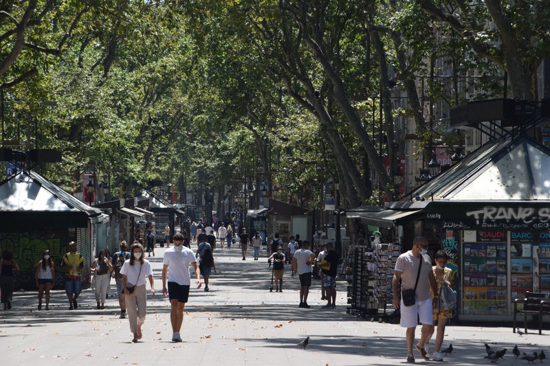 例年ほどのにぎわいはないというバルセロナの観光名所、ランブラス通り=7月27日、横山三加子撮影