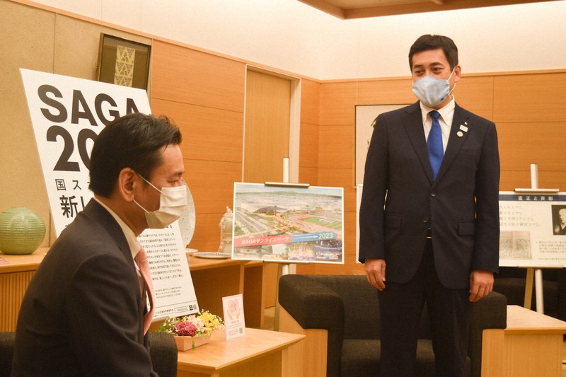 山口祥義・佐賀県知事(左)に、2023年の鹿児島県での国体開催に向け協力を求める塩田康一・鹿児島県知事=佐賀県庁で2020年7月31日午前11時1分、池田美欧撮影
