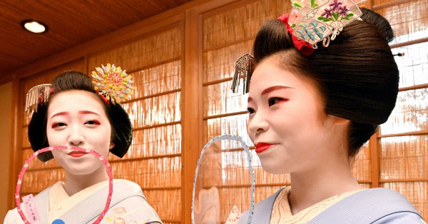 夏のあいさつ芸舞妓の名入りうちわ、透明に フェースシールド代わり