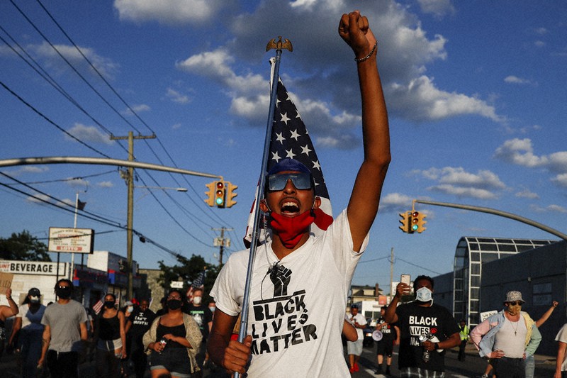 「Black Lives Matter」の抗議デモで人種間の公平を求める人々=米ニューヨーク州で2020年7月13日、AP
