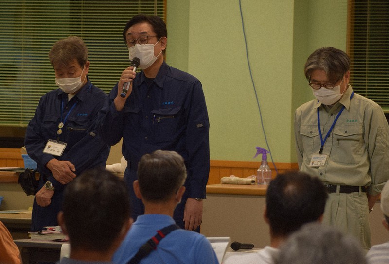 被災者らを前にあいさつする関市長(中央)