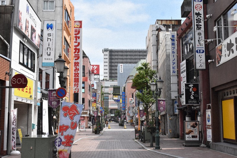 クラスターが発生した飲食店の周辺は日中も人通りがほとんどなくなった=浜松市中区で、太田圭介撮影