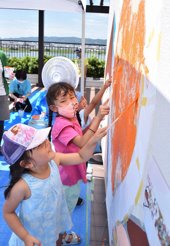 壁面に描くアート 子供ら１００人仕上げ 和歌山市民図書館 和歌山 毎日新聞