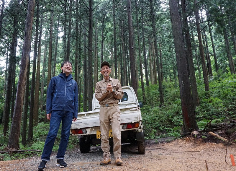 「ネクストグリーン但馬」のメンバー、佐藤孝幸さん(右)に林業について聞く斎藤幸平さん=清水有香撮影