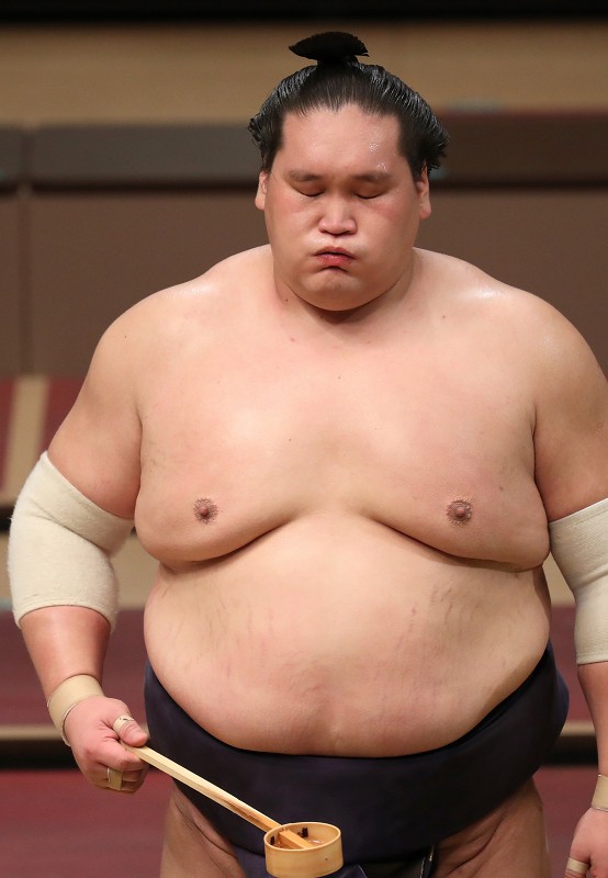 照ノ富士が優勝 5年ぶり2度目 元大関、序二段から復活は初 御嶽海破る