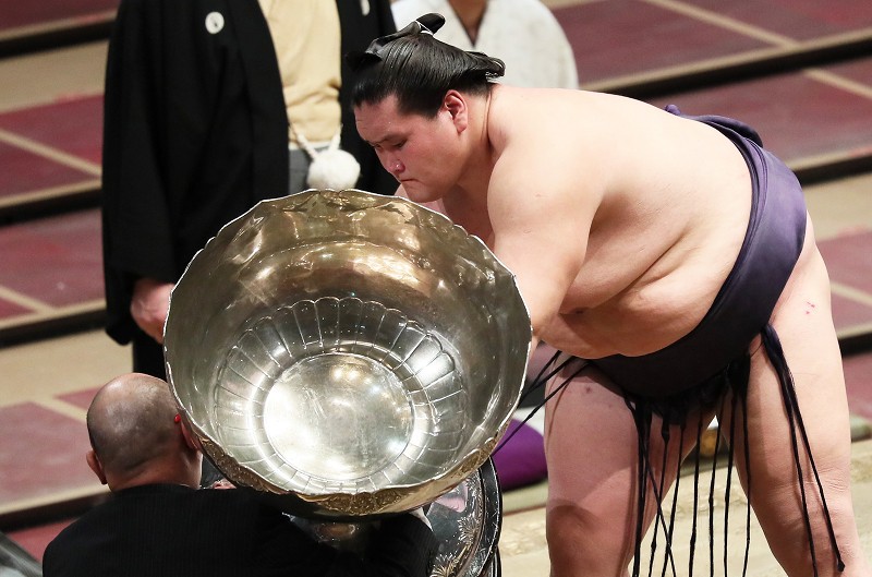 照ノ富士が優勝 5年ぶり2度目 元大関、序二段から復活は初 御嶽海破る