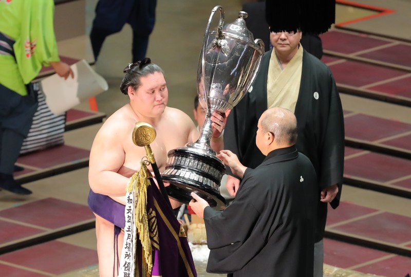 照ノ富士が優勝 5年ぶり2度目 元大関、序二段から復活は初 御嶽海破る
