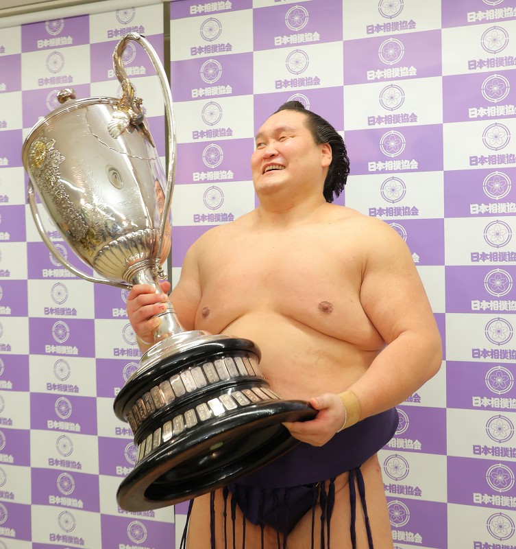 照ノ富士が優勝 5年ぶり2度目 元大関、序二段から復活は初 御嶽海破る
