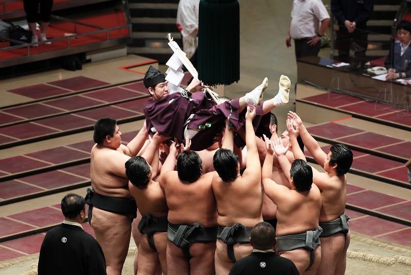 照ノ富士が優勝 5年ぶり2度目 元大関、序二段から復活は初 御嶽海破る