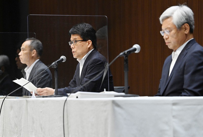記者会見で処分内容を発表する増田寛也・日本郵政社長(中央)。右は千田哲也・かんぽ生命社長、左は衣川和秀・日本郵便社長=東京都千代田区で2020年7月29日、宮間俊樹撮影