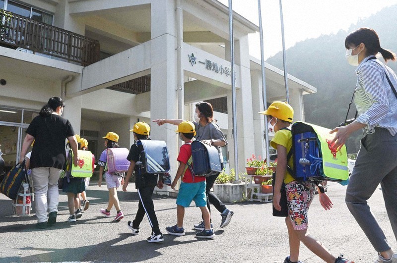 再開した学校に登校する児童たち=熊本県球磨村で3日、望月亮一撮影