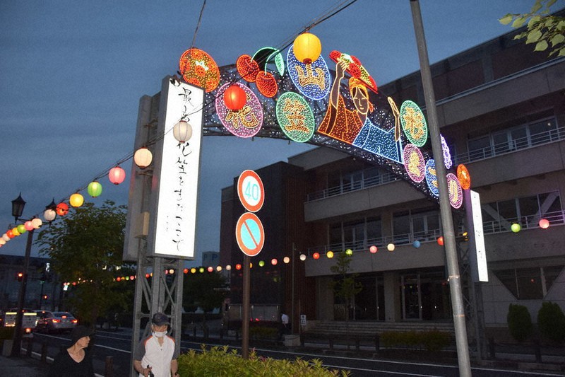 中止の祭 雰囲気だけでも 商店街に花笠飾りやイルミネーション 山形 毎日新聞