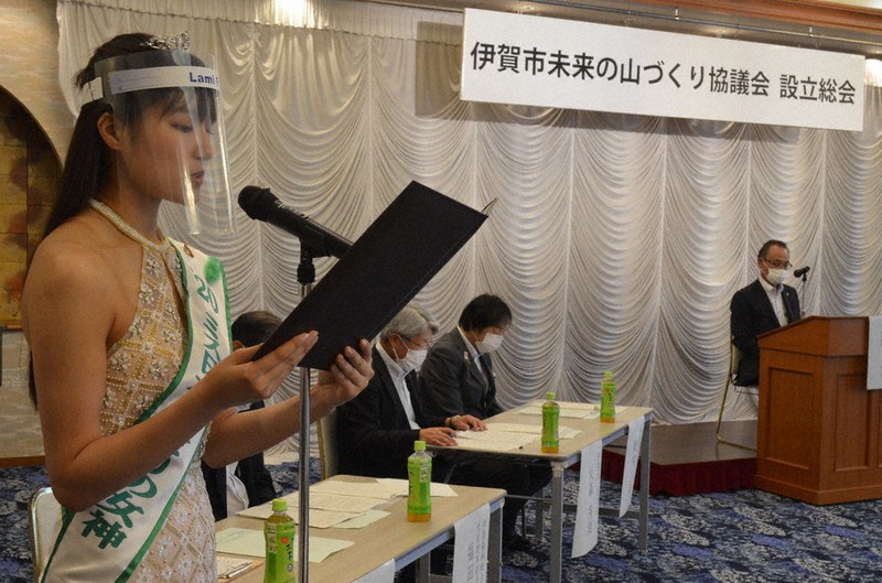 設立趣意書を読み上げる井戸川百花さん=三重県伊賀市のヒルホテルサンピア伊賀で、大西康裕撮影