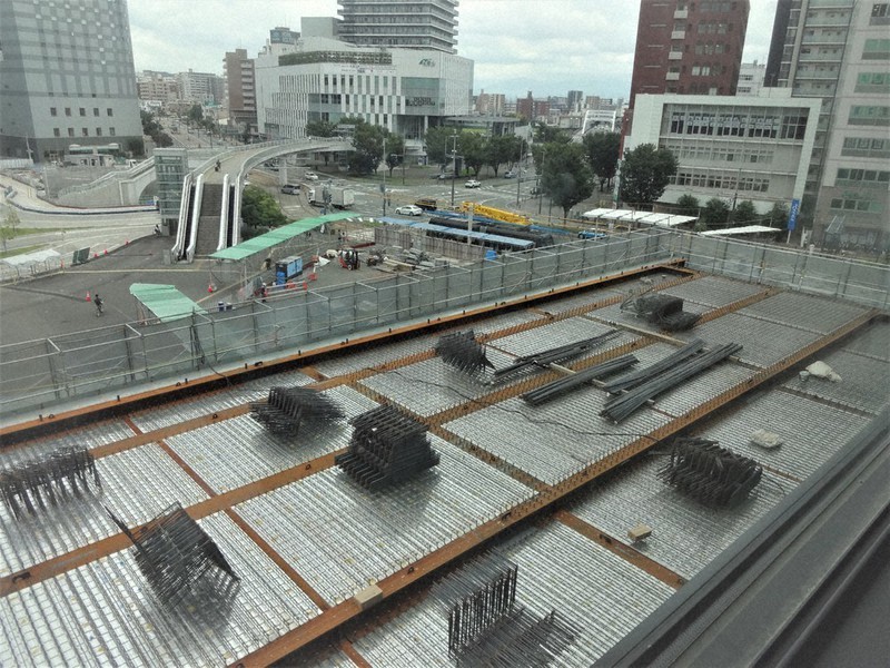 まち探訪 熊本 建設進む新熊本駅ビル 吹き抜けに落差１０メートルの滝 熊本 毎日新聞