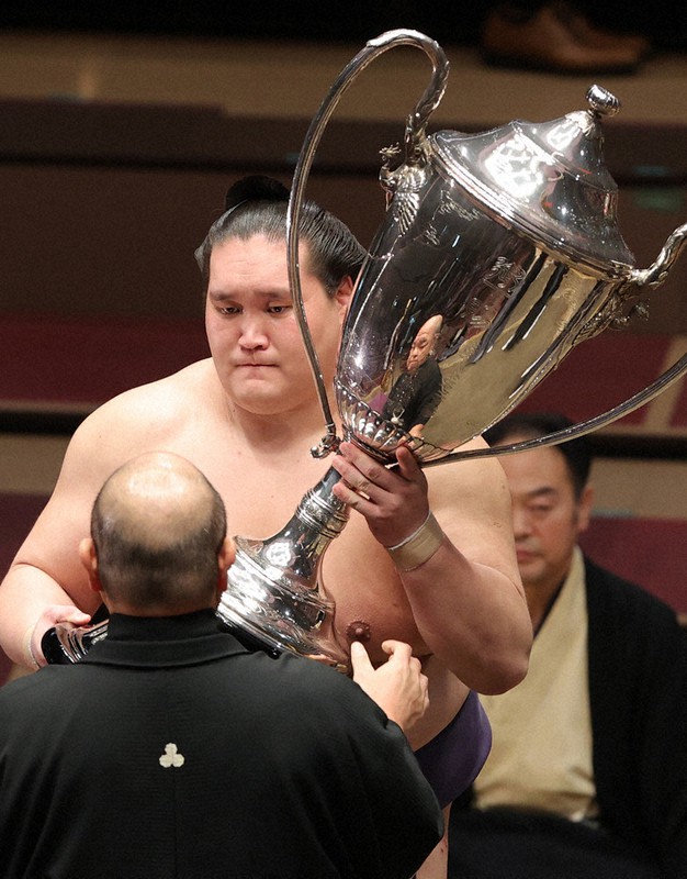 優勝し賜杯を受ける照ノ富士=東京・両国国技館で2020年8月2日、喜屋武真之介撮影