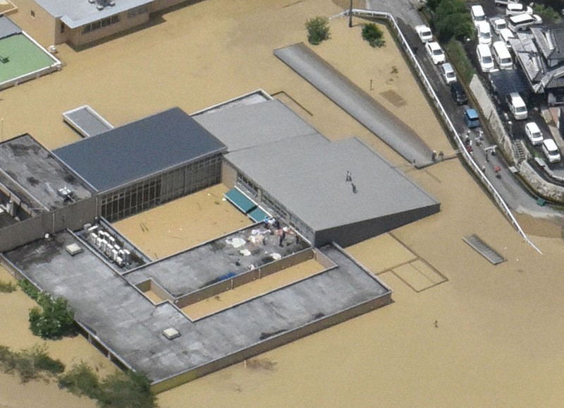 球磨川支流の氾濫により浸水した特別養護老人ホーム「千寿園」=熊本県球磨村で7月4日、本社ヘリから田鍋公也撮影