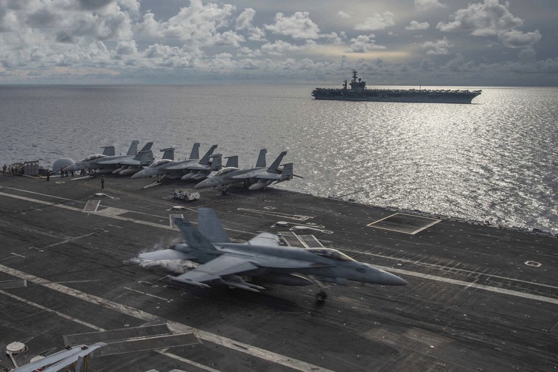 南シナ海で原子力空母などによる大規模な演習を実施する米軍=2020年7月6日、米海軍提供・AP