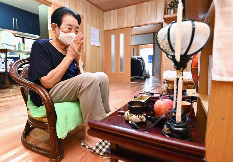 酒井民子さんの仏壇に手を合わせる姉の大瀬妙子さん=熊本県芦北町で2020年8月3日午後0時24分、徳野仁子撮影