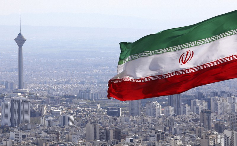 العلم الإيراني يرفرف في طهران، 2020. (أ ب)