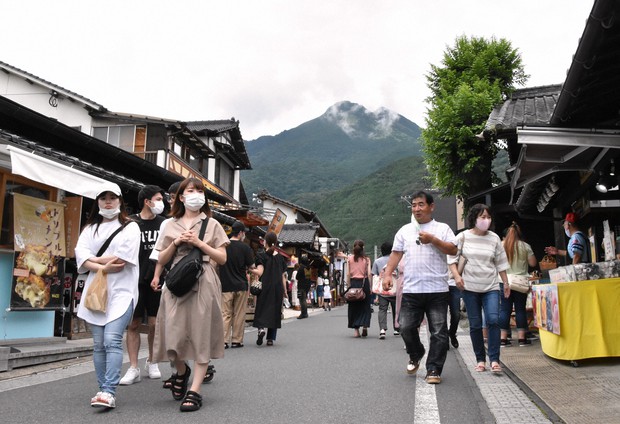 Go Toトラベルが始まった後の4連休の初日、観光客らでにぎわう大分県・湯布院=2020年7月23日、河慧琳撮影