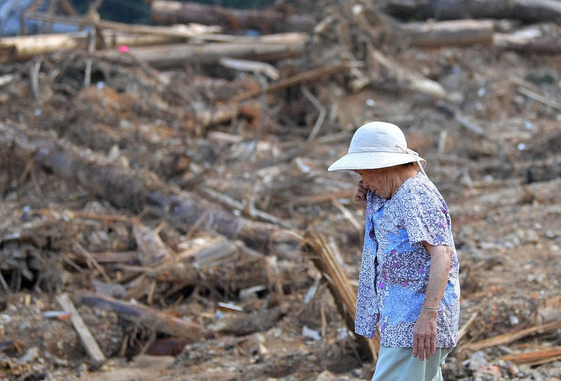 土砂崩れで犠牲になった住民を悼み、涙する近所の女性=熊本県芦北町で4日、津村豊和撮影