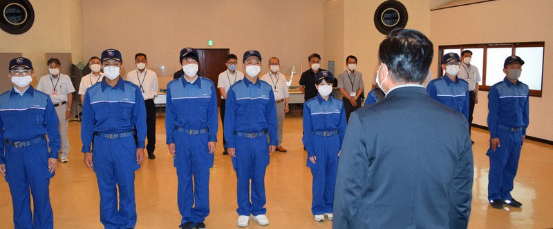 坪根町長(手前)から激励を受ける派遣職員