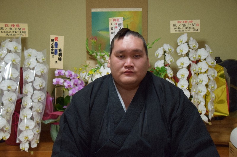 大相撲7月場所優勝から一夜明け、記者会見した照ノ富士=東京都内で2020年8月3日
