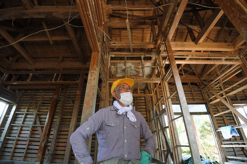柱やはりがむき出しになった自宅に立つ山口森義さん。近隣住民が集える場にリフォームする構想を描く=熊本県球磨村で2020年7月30日午前10時7分、津村豊和撮影