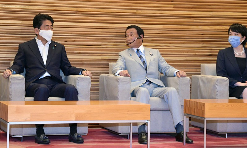閣議に臨む(左から)安倍晋三首相、麻生太郎財務相、高市早苗総務相=首相官邸で2020年8月4日午前10時2分、竹内幹撮影