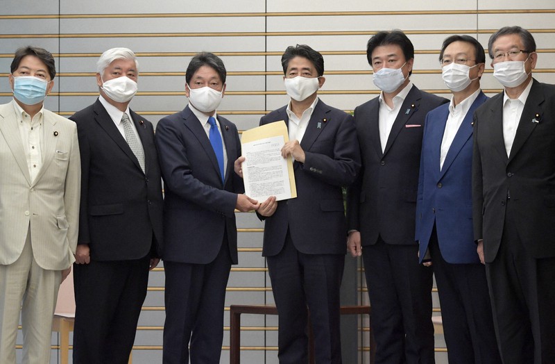 安倍晋三首相(中央)に提言書を手渡す自民党安全保障調査会ミサイル防衛に関する検討チーム座長の小野寺五典元防衛相(左から3人目)=首相官邸で2020年8月4日午後3時50分、竹内幹撮影