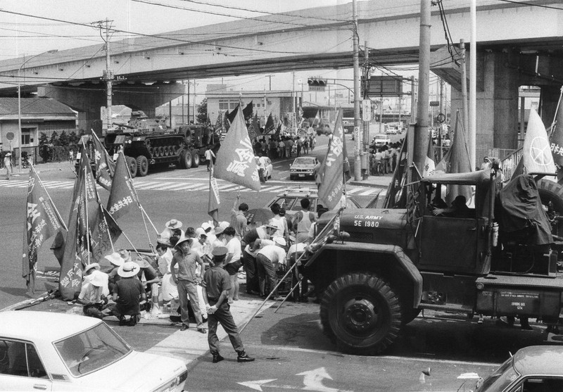戦車を積んだトレーラーの前に座り込む市民=Ⓒ戦車闘争の映画をつくる会/佐藤美知男さん提供