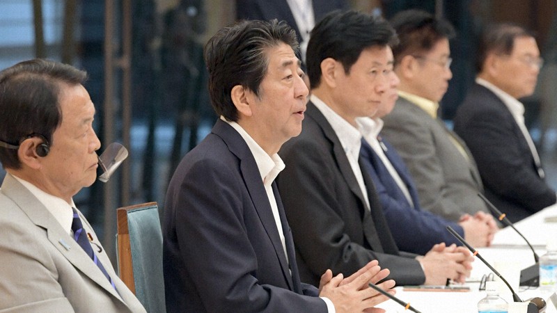 未来投資会議で発言する安倍晋三首相(左から2人目)=首相官邸で2020年7月30日、竹内幹撮影