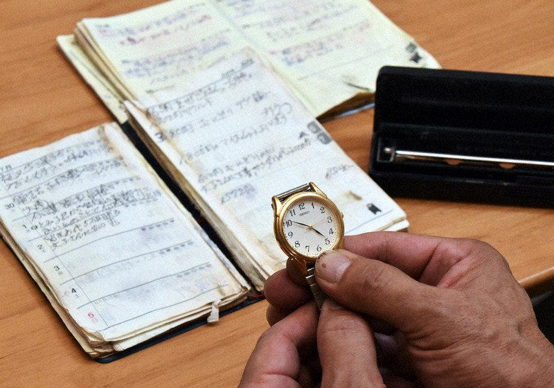 泥の中から見つかった坂中貞雄さんの遺品。形見の腕時計は今も時を刻み続ける=熊本県八代市で3日、成松秋穂撮影