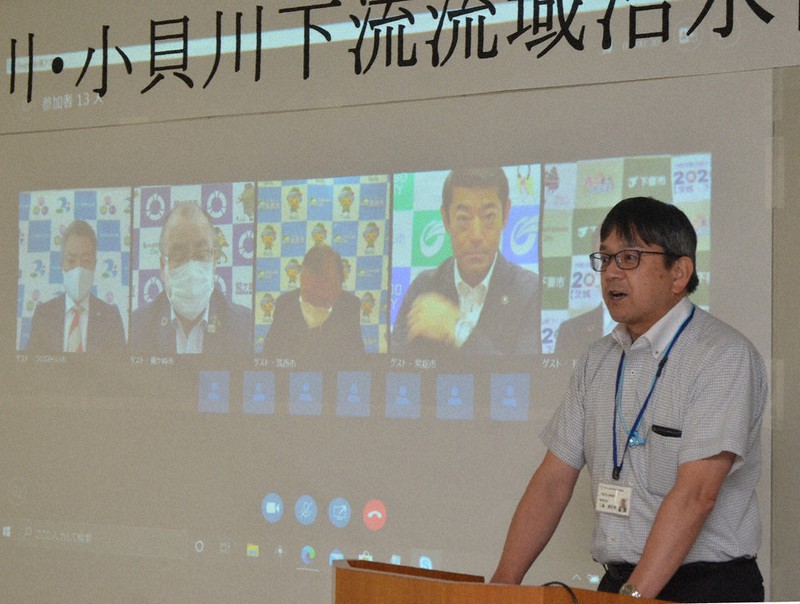 協議会の冒頭、オンラインで参加した首長らにあいさつする工藤美紀男所長=茨城県筑西市二木成の下館河川事務所で