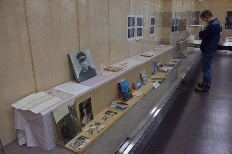 山梨県甲州市中央公民館で常設展示されている中村徳郎氏の遺品=2020年7月14日、去石信一撮影