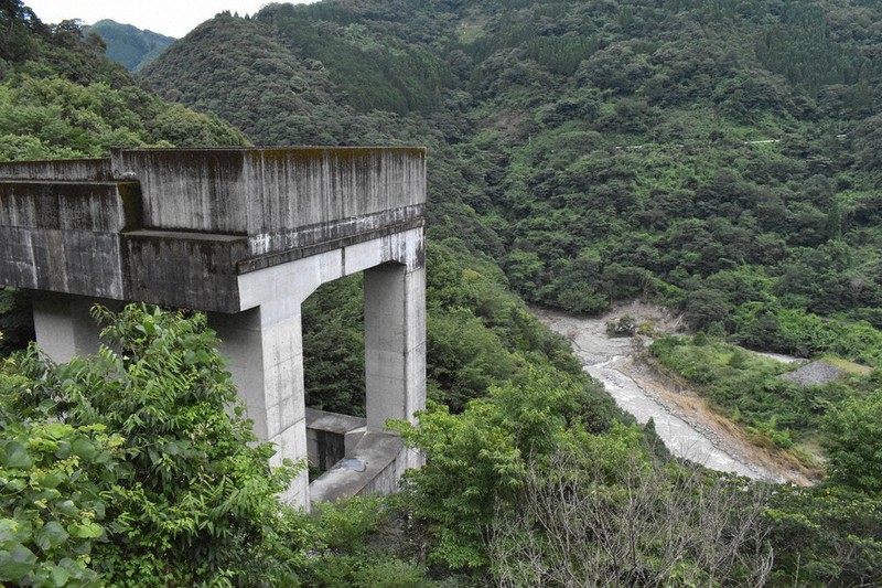 川辺川ダム建設予定地だった場所には使われなかったコンクリート構造物が残っている。右下を流れるのは川辺川=熊本県相良村で2020年7月22日、平川昌範撮影