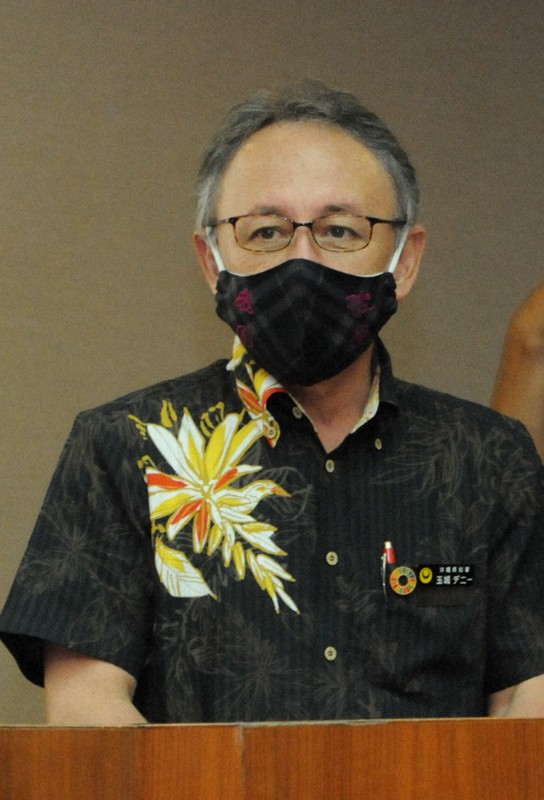 記者会見でお盆休みの帰省自粛を呼びかける沖縄県の玉城デニー知事=那覇市の県庁で2020年8月5日午後5時27分、遠藤孝康撮影
