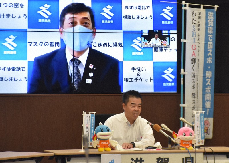 鹿児島県の塩田康一知事とのウェブ協議に臨む、滋賀県の三日月大造知事=大津市京町4の県危機管理センターで2020年8月5日午後0時44分、諸隈美紗稀撮影