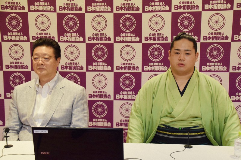 新十両が決まり、オンラインで記者会見した錦富士(右)と師匠の伊勢ケ浜親方(元横綱・旭富士)=東京都内で2020年8月5日