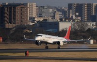 試験飛行を終え名古屋空港に着陸するスペースジェット＝2020年3月18日、兵藤公治撮影
