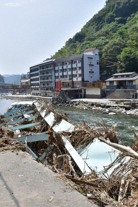 7月7日の豪雨で崩落し玖珠川左岸に横たわる新天瀬橋