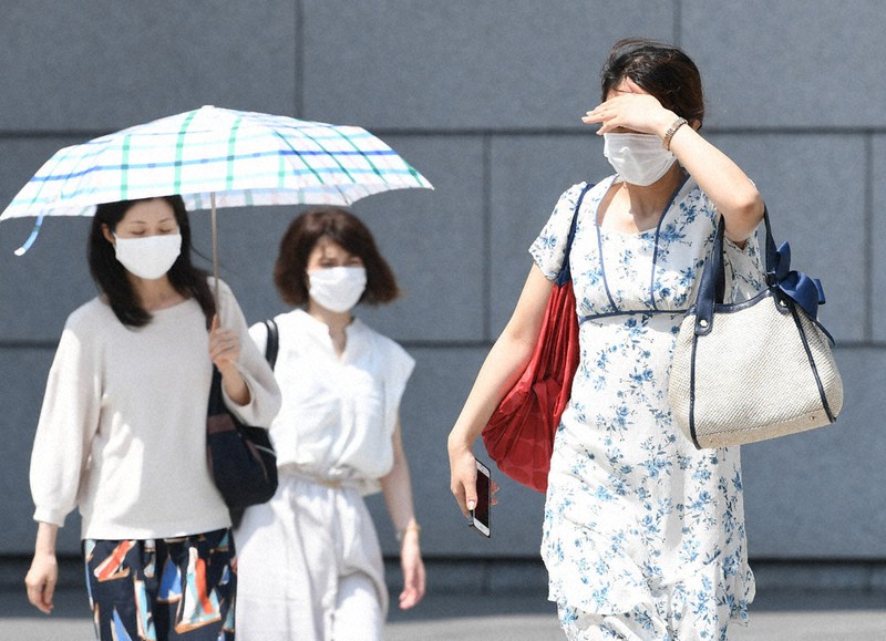 強い日差しの中、マスク姿で歩く人たち=東京都千代田区で2020年8月5日午後1時17分、竹内紀臣撮影
