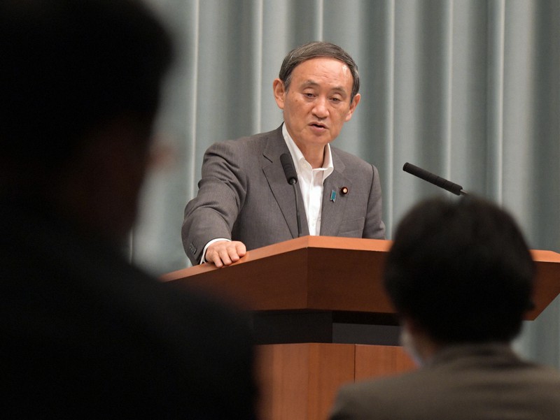記者会見する菅義偉官房長官=首相官邸で2020年8月6日午前11時半、竹内幹撮影