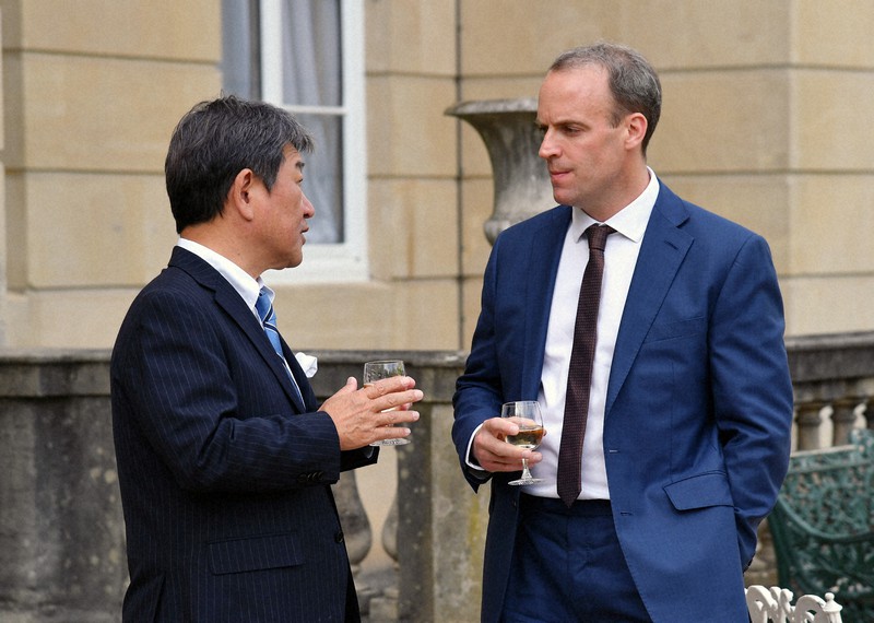 会談を行った茂木敏充外相(左)とイギリスのラーブ外相=ロンドンのランカスター・ハウスで5日、外務省提供