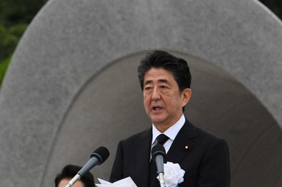 平和記念式典であいさつする安倍晋三首相＝広島市中区で2020年8月6日午前8時31分、山田尚弘撮影