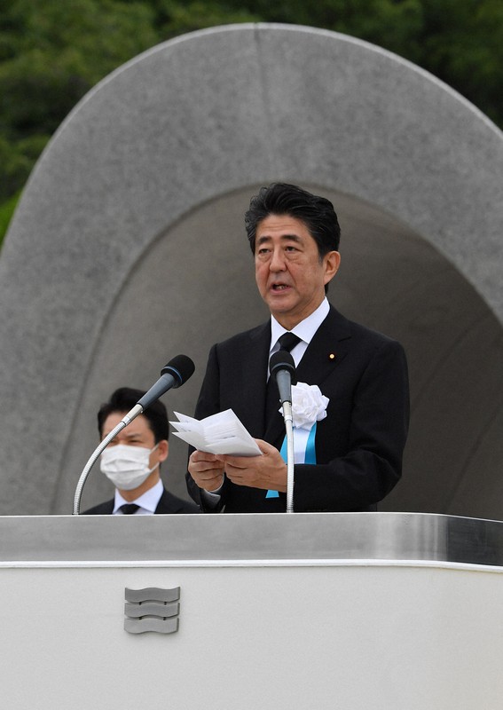 平和記念式典であいさつする安倍晋三首相=広島市中区で2020年8月6日午前8時31分、山田尚弘撮影