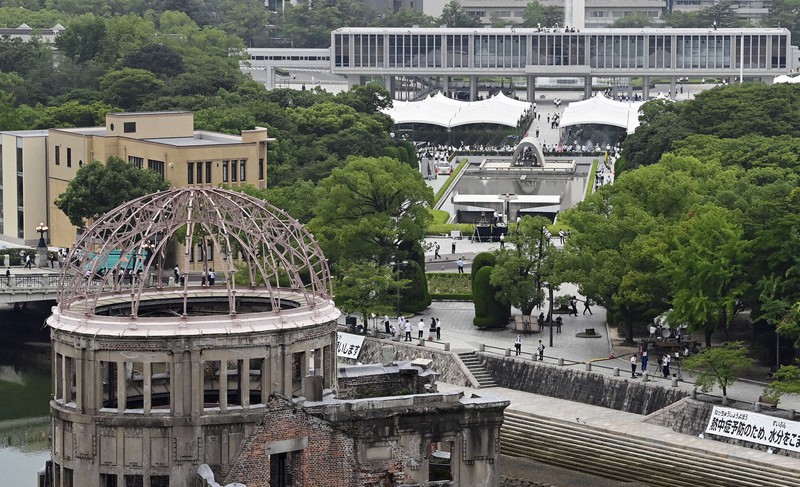 式典が行われる平和記念公園。手前は原爆ドーム=広島市中区で2020年8月6日午前6時3分、藤井達也撮影