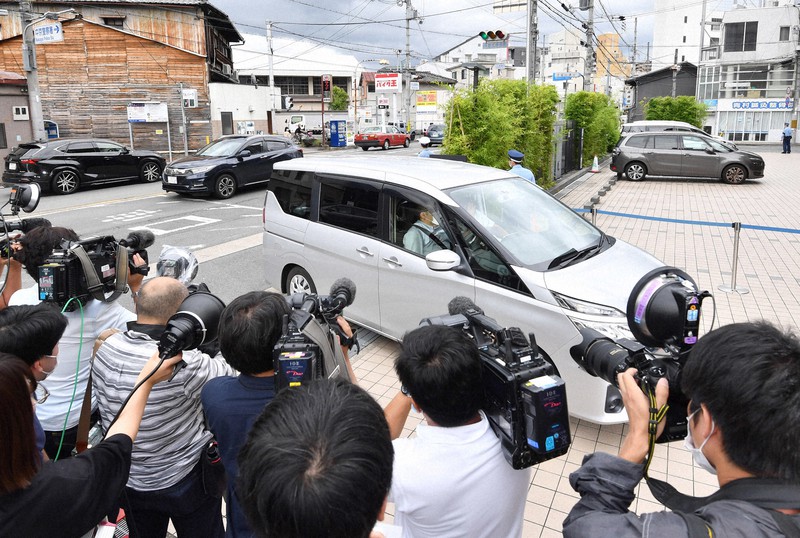 ALS患者の嘱託殺人事件で、容疑者を乗せて京都府警中京署に入る車両=京都市中京区で2020年7月23日午後2時37分、川平愛撮影