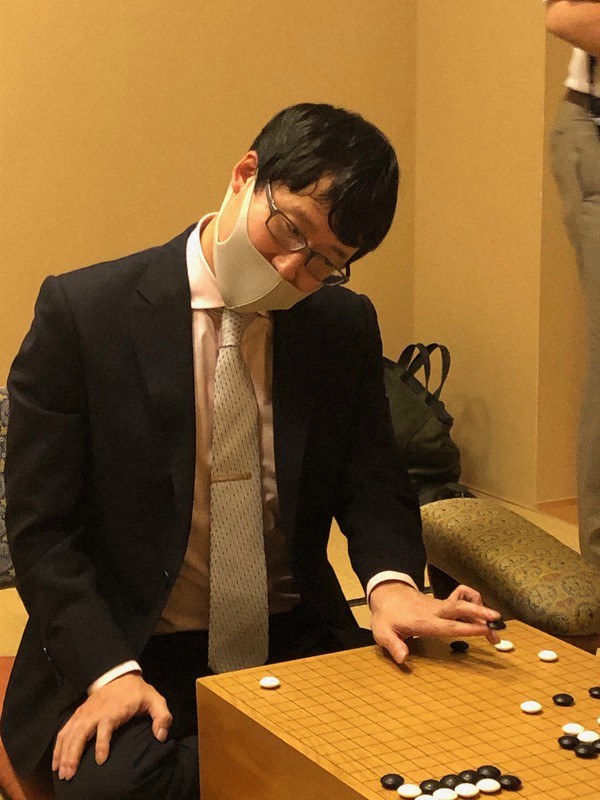 名人戦リーグを全勝で終え、芝野虎丸名人への挑戦権を獲得した本因坊文裕(井山裕太九段)=大阪市北区で2020年8月6日午後10時22分、新土居仁昌撮影