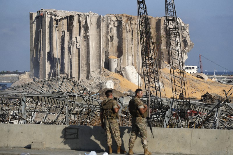Lebanese clear blast rubble from roads around cratered port - The Mainichi